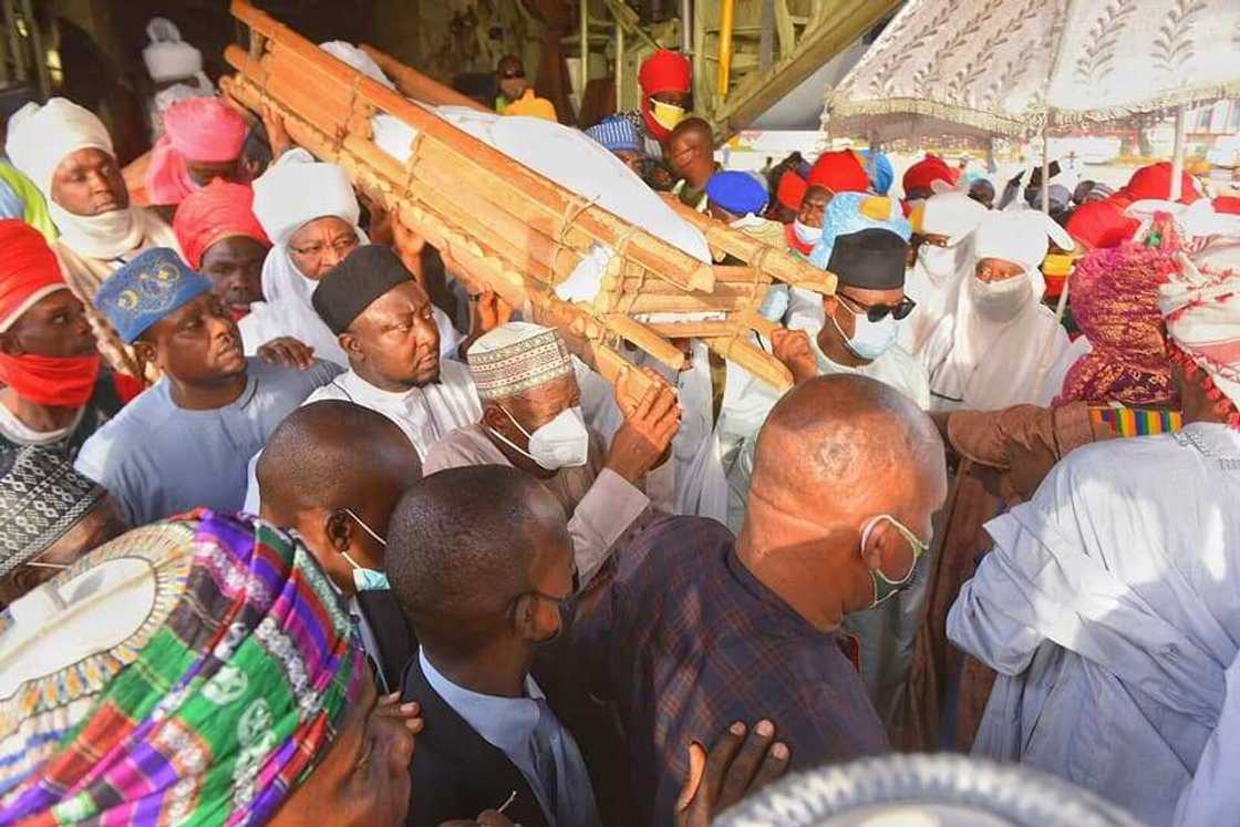 Hotunan jana'izar Mai Babban Daki, mahaifiyar Sarakuna Aminu da Nasiru Bayero Hotunan jana'izar Mai Babban Daki, mahaifiyar Sarakuna Aminu da Nasiru Bayero