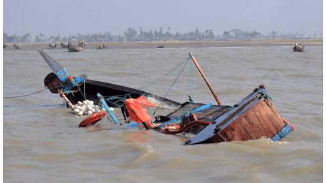 Hatsarin jirgin ruwa ya halaka magidanci, matansa biyu da dansa a Neja Hatsarin jirgin ruwa ya halaka magidanci, matansa biyu da dansa a Neja