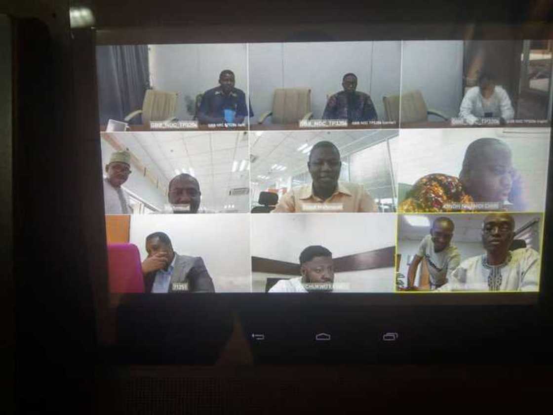 Coronavirus: Sabon salon aiki da ministan sadarwa, Sheikh Pantami, ya bullo da shi a ofishinsa (Hotuna) Coronavirus: Sabon salon aiki da ministan sadarwa, Sheikh Pantami, ya bullo da shi a ofishinsa (Hotuna)