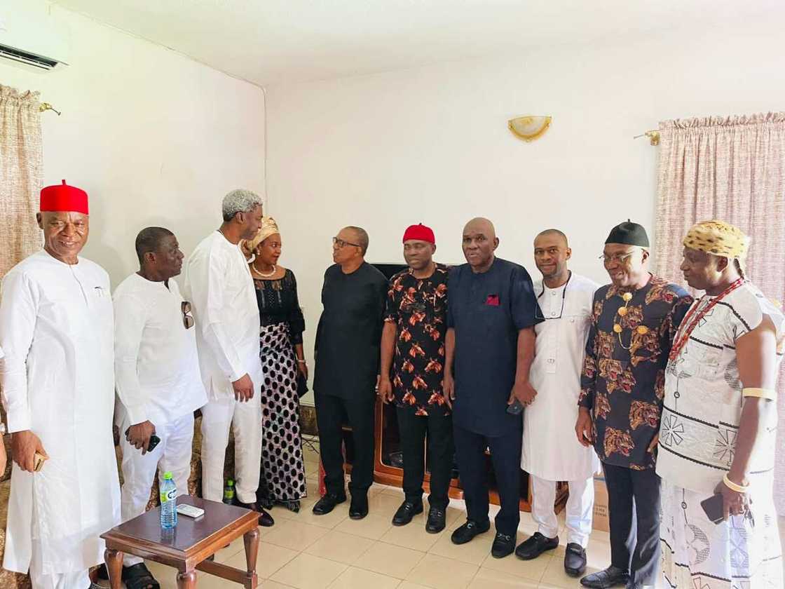 Hotuna: Tsohon gwamna kuma dan takarar shugaban kasa ya aurar da diya Hotuna: Tsohon gwamna kuma dan takarar shugaban kasa ya aurar da diya