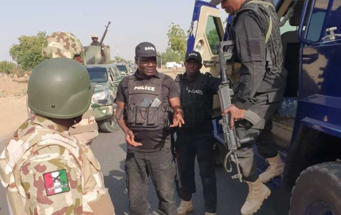 An nuna ma juna yatsa tare da murza gashin baki tsakanin Sojoji da Yansanda a Abuja An nuna ma juna yatsa tare da murza gashin baki tsakanin Sojoji da Yansanda a Abuja