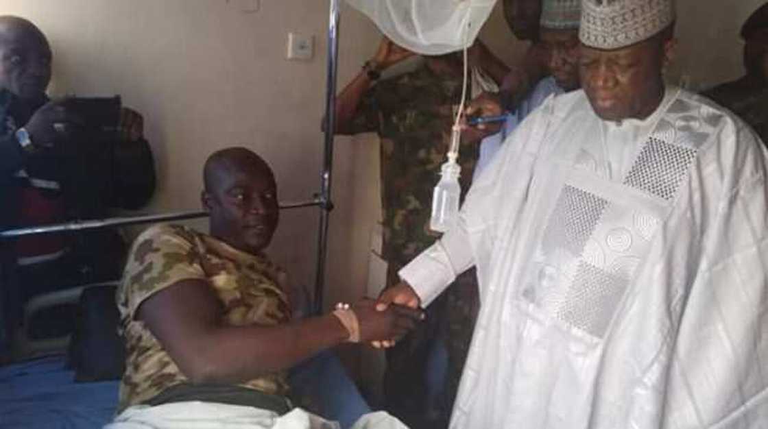 Gwamnan Zamfara na rabon kudi ga Sojojin dake aikin dawo da zaman lafiya jihar Gwamnan Zamfara na rabon kudi ga Sojojin dake aikin dawo da zaman lafiya jihar