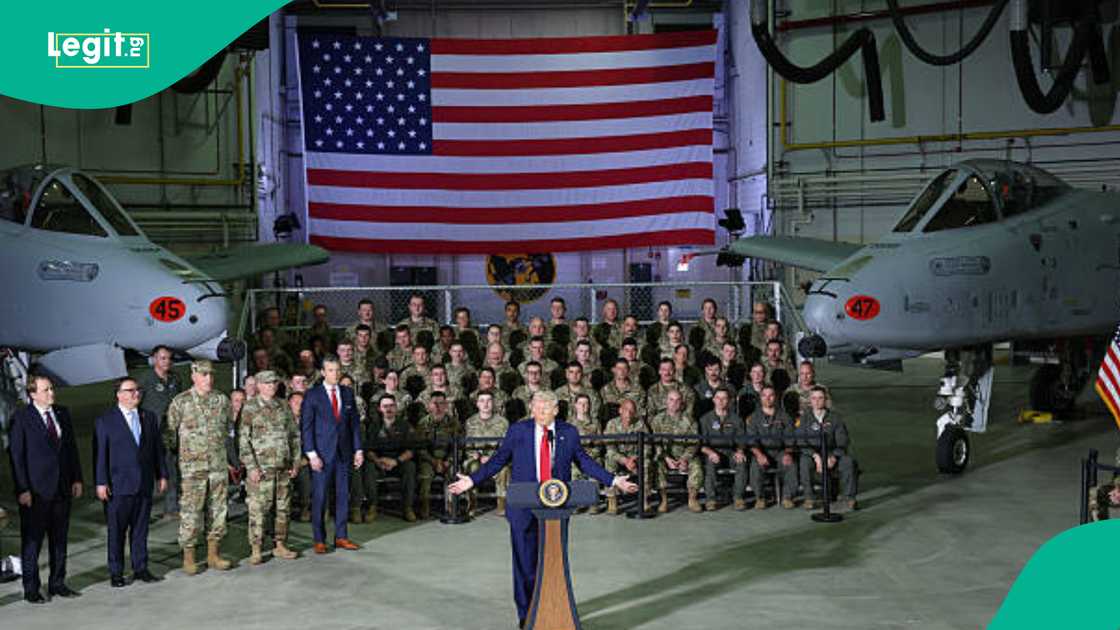 Shugaba Donald Trump da wasu sojojin Amurka