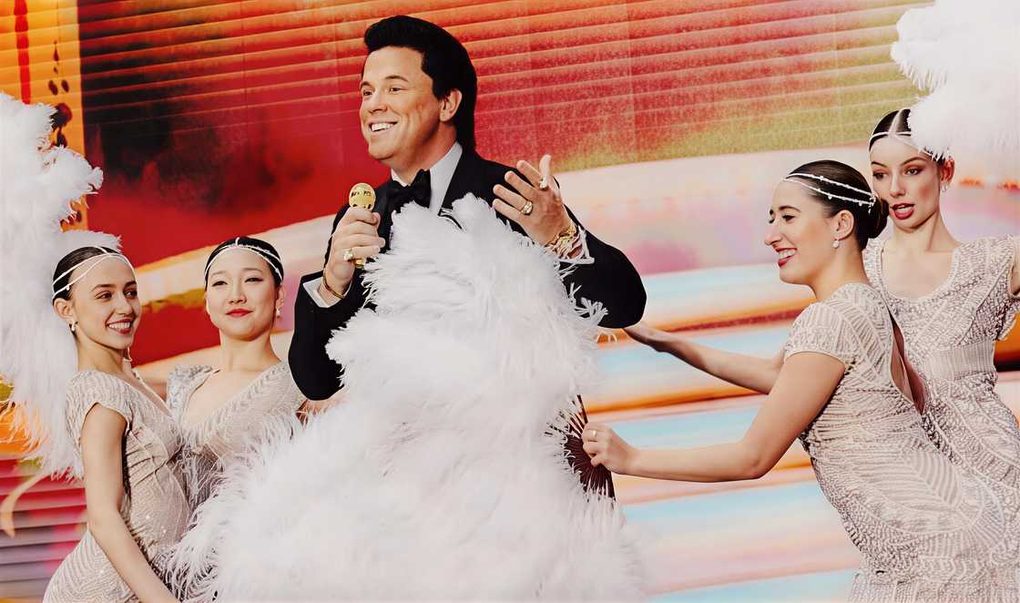 Wayne Newton sings while dancers perform beside him. Wayne Newton sings while dancers perform beside him.
