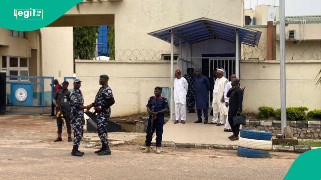 ICPC ta hana jami'an ICPC ganawa da El-Rufai a hedikwatar hukumar da ke Abuja. ICPC ta hana jami'an ICPC ganawa da El-Rufai a hedikwatar hukumar da ke Abuja.