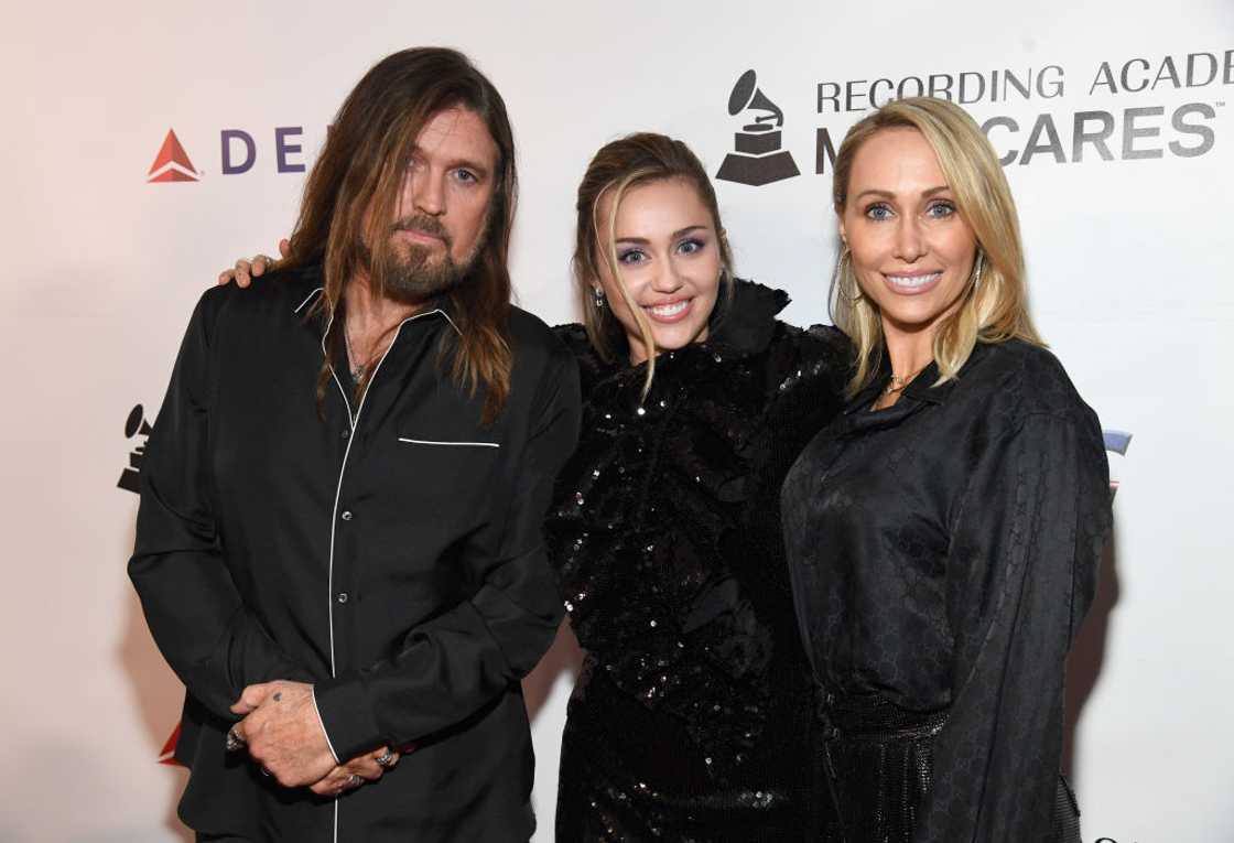 Billy Ray (L), Miley (C), and Tish Cyrus (R) pose at the Los Angeles Convention Centre