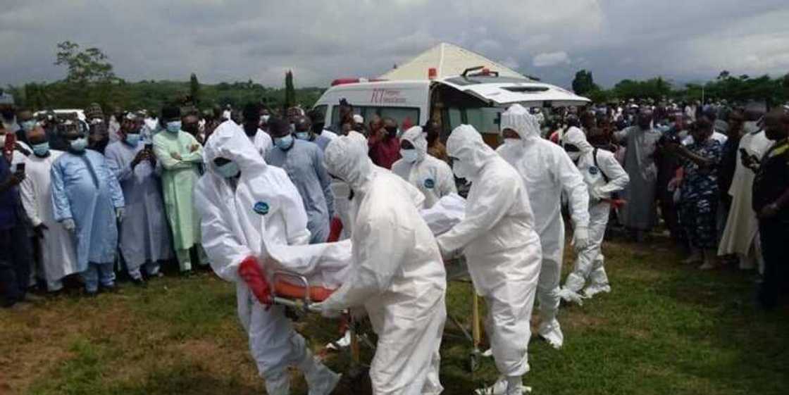 Hotunan birne Mantu da aka yi cike da kiyaye dokar yaduwar Korona Hotunan birne Mantu da aka yi cike da kiyaye dokar yaduwar Korona