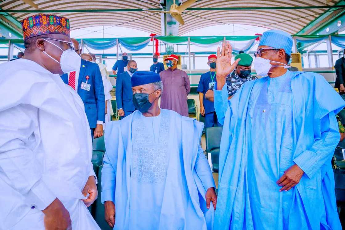 Babban taron APC: Bidiyon shugaba Buhari yayin da ya isa wajen rantsar da shugabannin APC na kasa Babban taron APC: Bidiyon shugaba Buhari yayin da ya isa wajen rantsar da shugabannin APC na kasa