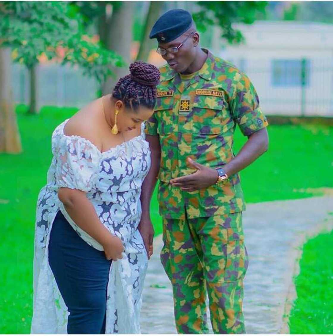 Hotunan kafin aure na wani sojan Najeriya sun jawo cece-kuce Hotunan kafin aure na wani sojan Najeriya sun jawo cece-kuce