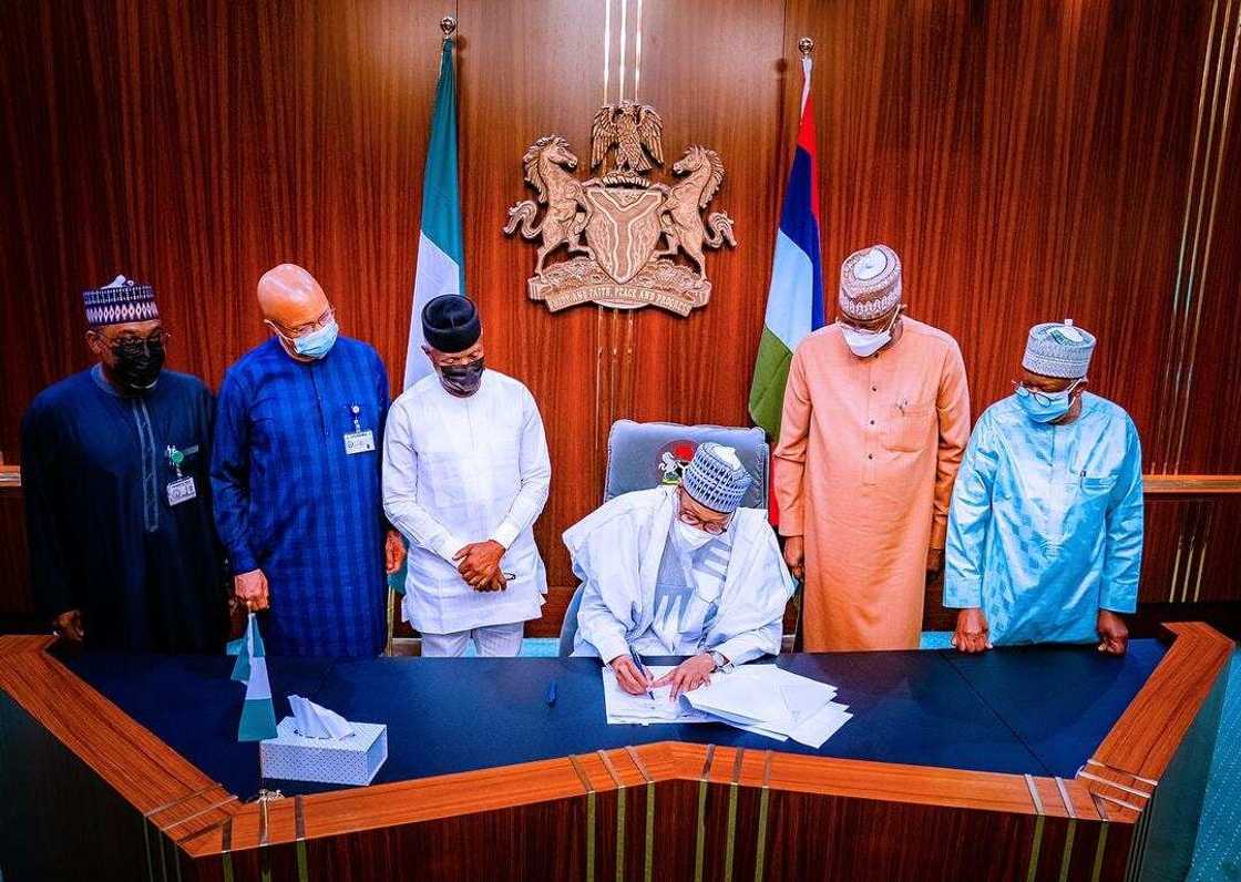 Shugaba Buhari ya rattaba hannu kan karin kasafin kudin 2021 na N982Bn Shugaba Buhari ya rattaba hannu kan karin kasafin kudin 2021 na N982Bn