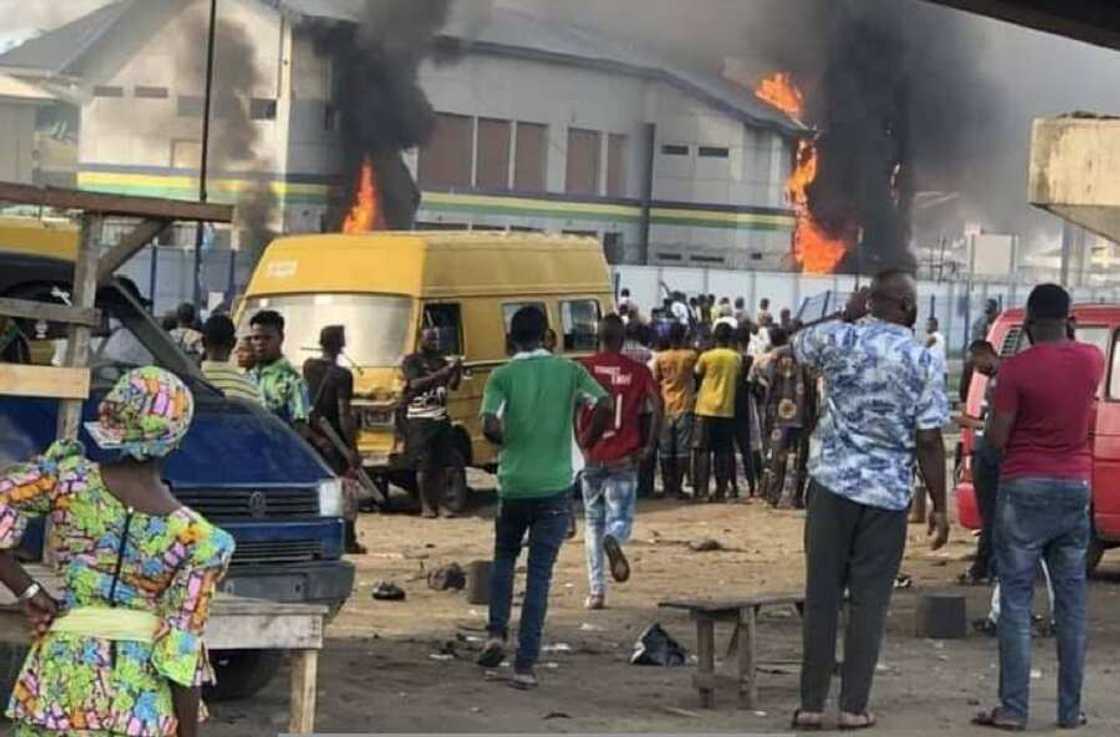 Da Dumi-Dumi: 'Yan Ta'addan IPOB Sun Hallaka 'Yan Sanda 2, Kona Ofishin 'Yan Sanda Da Dumi-Dumi: 'Yan Ta'addan IPOB Sun Hallaka 'Yan Sanda 2, Kona Ofishin 'Yan Sanda