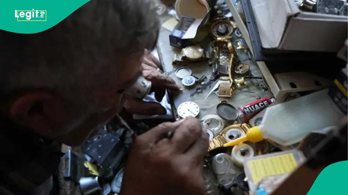 Yanzu kasuwar gyaran agogo ta tumu, yayin da aka rage sayen agogon hannu da na bango saboda wayoyin hannu. Yanzu kasuwar gyaran agogo ta tumu, yayin da aka rage sayen agogon hannu da na bango saboda wayoyin hannu.