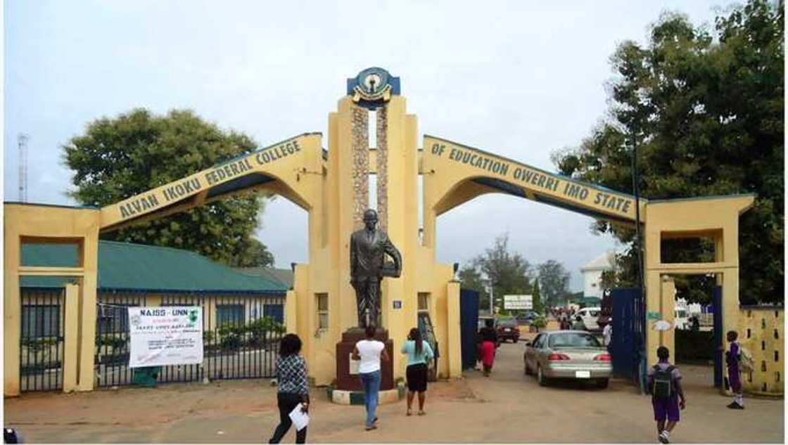 Rumour of COVID-19 as lecturer slumps, dies in lecture hall, students flee Rumour of COVID-19 as lecturer slumps, dies in lecture hall, students flee