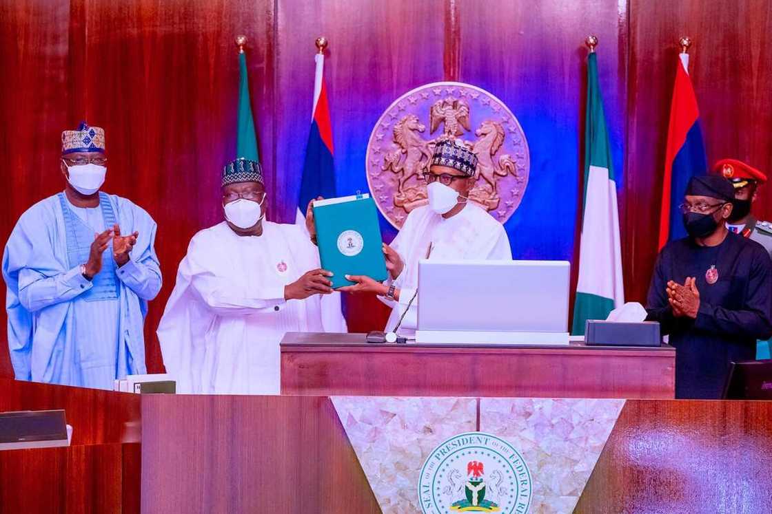 Breaking: Buhari Signs 2022 Budget to law, Plans to Spend all Oil Revenue on Debt Servicing Breaking: Buhari Signs 2022 Budget to law, Plans to Spend all Oil Revenue on Debt Servicing