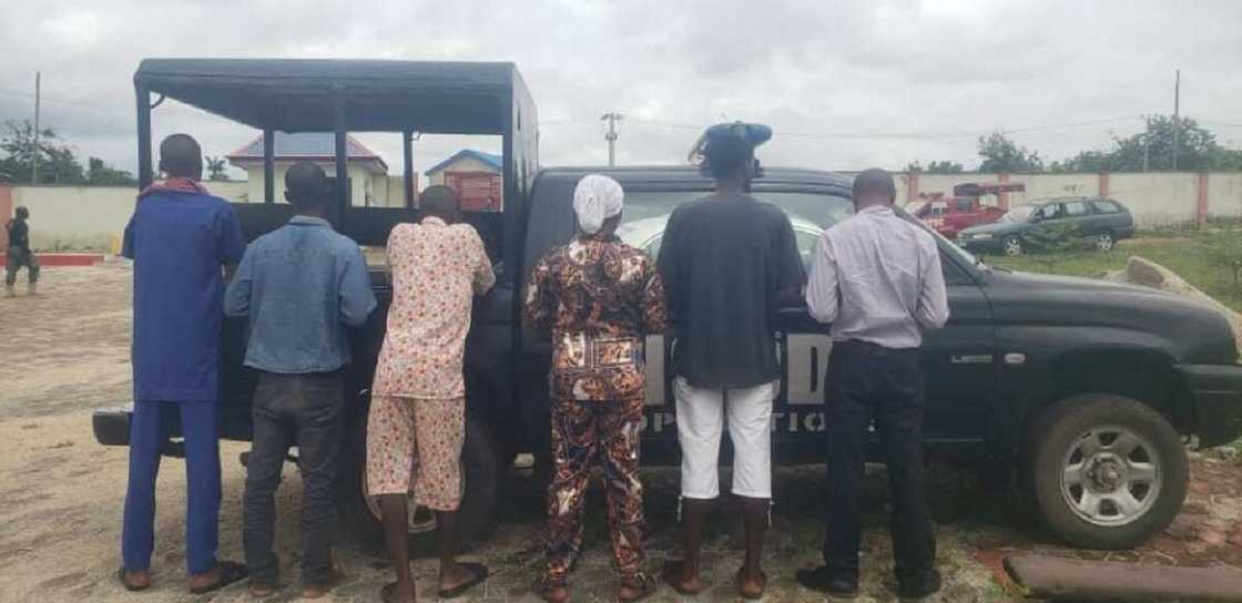 An kama malamin makaranta da wasu 5 kan satar lantarki An kama malamin makaranta da wasu 5 kan satar lantarki