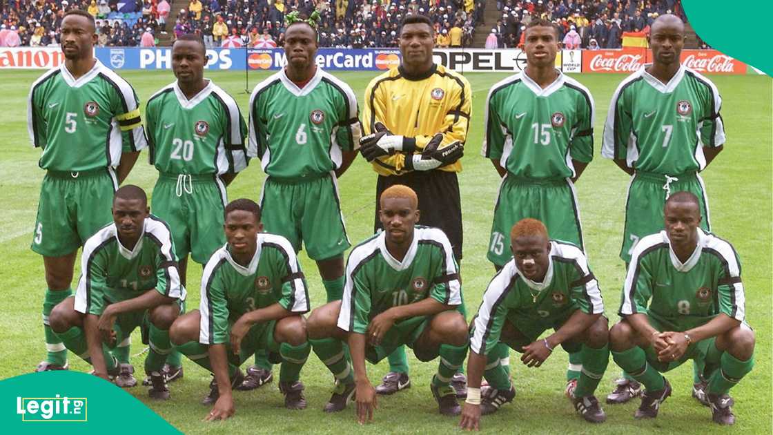Nigerian players pose for the official team picture against Spain on June 13, 1998 in Nantes. Photo by FRANCOIS GUILLOT