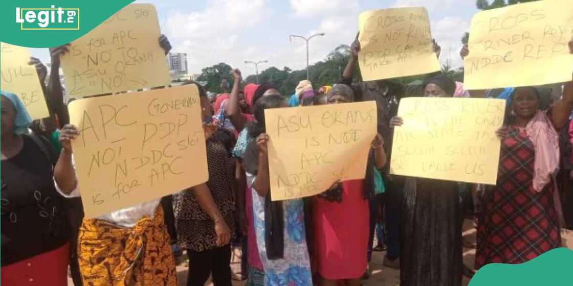 Masu zanga-zangar na goyon bayan Dennis Idahosa Masu zanga-zangar na goyon bayan Dennis Idahosa