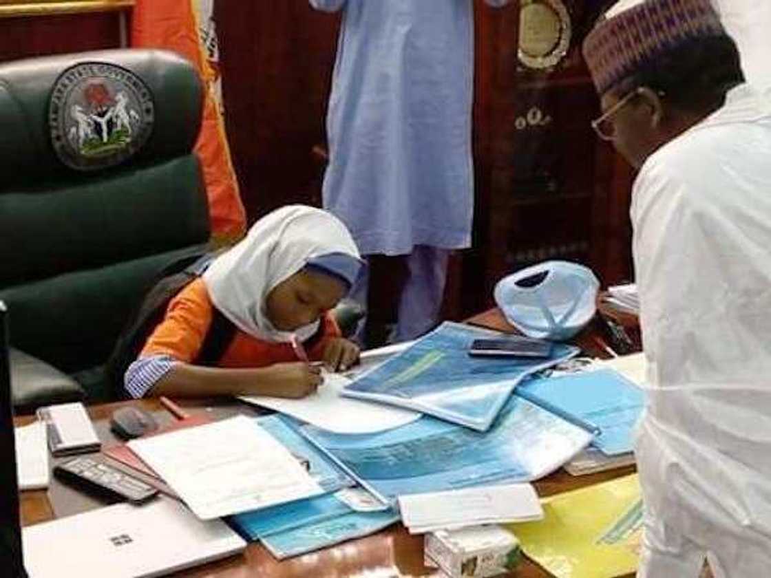 Hotuna: 'Yar shekara biyar ta zama gwamnan rikon kwarya ta minti biyu a jihar Zamfara Hotuna: 'Yar shekara biyar ta zama gwamnan rikon kwarya ta minti biyu a jihar Zamfara