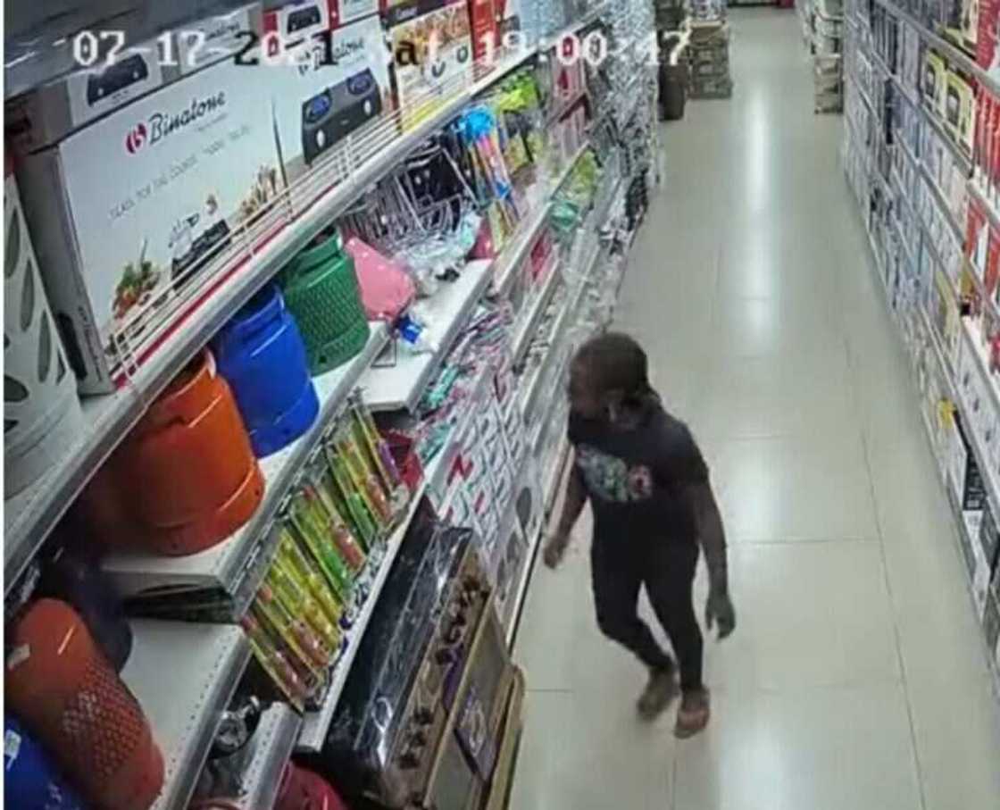 Na'uarar CCTV ta nuna yadda yar shekara 9 ta haddasa gobarar katafaren kantin Prince Ebeano a Abuja Na'uarar CCTV ta nuna yadda yar shekara 9 ta haddasa gobarar katafaren kantin Prince Ebeano a Abuja