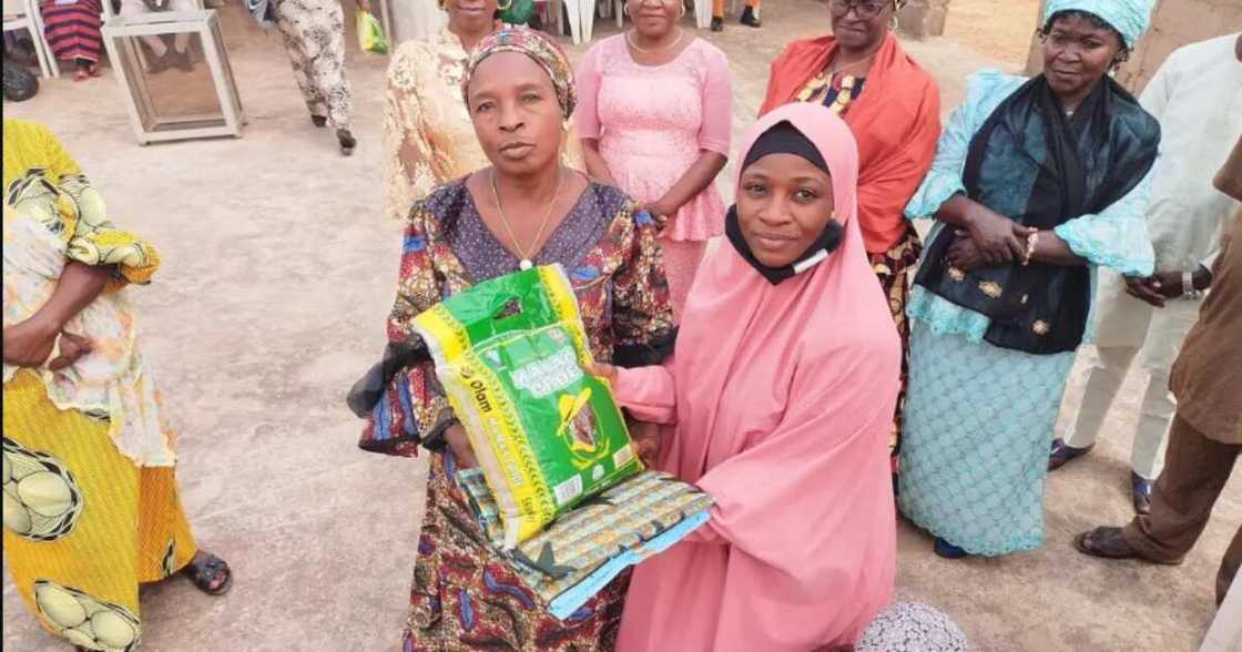 Kaduna: Wata mata ta raba kayayyakin abinci ga kiristoci a Kaduna Kaduna: Wata mata ta raba kayayyakin abinci ga kiristoci a Kaduna