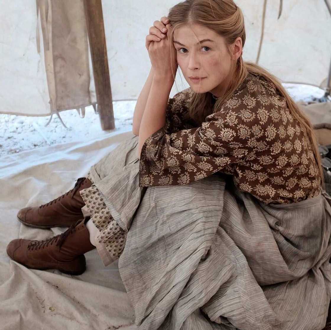 Rosamund Pike hot