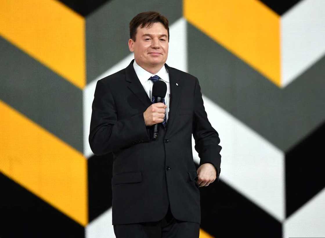 Mike Myers speaks onstage during the opening ceremony on day 1 of the Invictus Games Toronto 2017. Mike Myers speaks onstage during the opening ceremony on day 1 of the Invictus Games Toronto 2017.