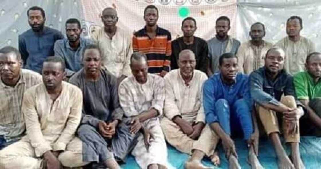 Harin jirgin kasa Abuja-Kaduna: Yan bindiga sun saki hotunan mutane 56 da suka sace Harin jirgin kasa Abuja-Kaduna: Yan bindiga sun saki hotunan mutane 56 da suka sace