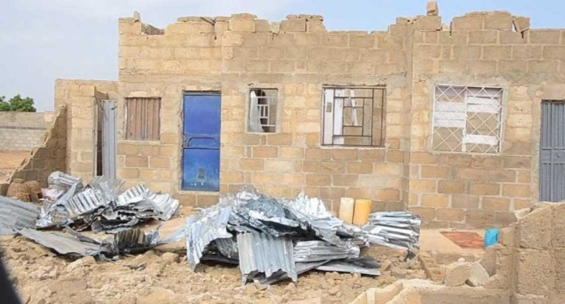 Gidaje sun rushe. Gidaje sun rushe.