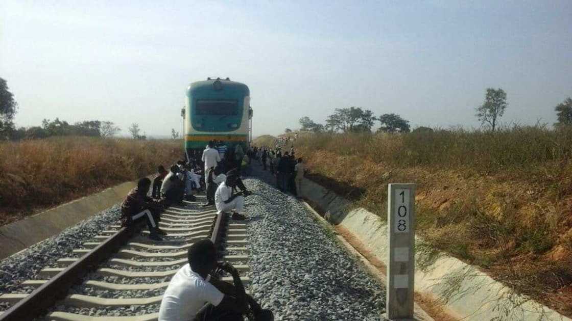 An dauki tsawon sa’o’i 3 a jeji, jirgin kasan Najeriya ya tsaya a hanya