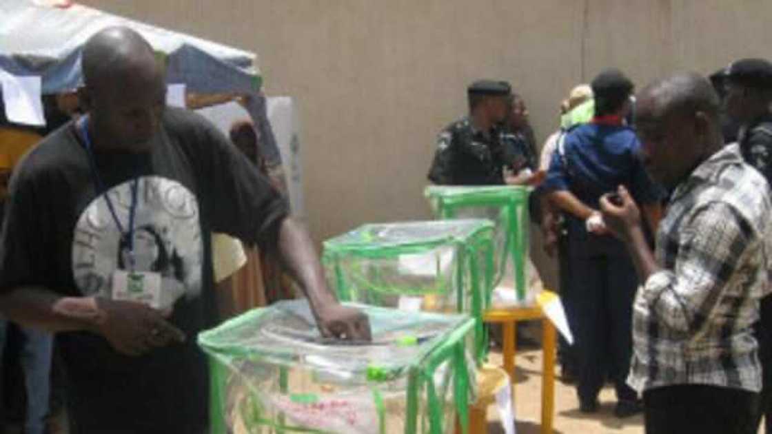 INEC ta koka da yadda ake karbar katin zabe INEC ta koka da yadda ake karbar katin zabe