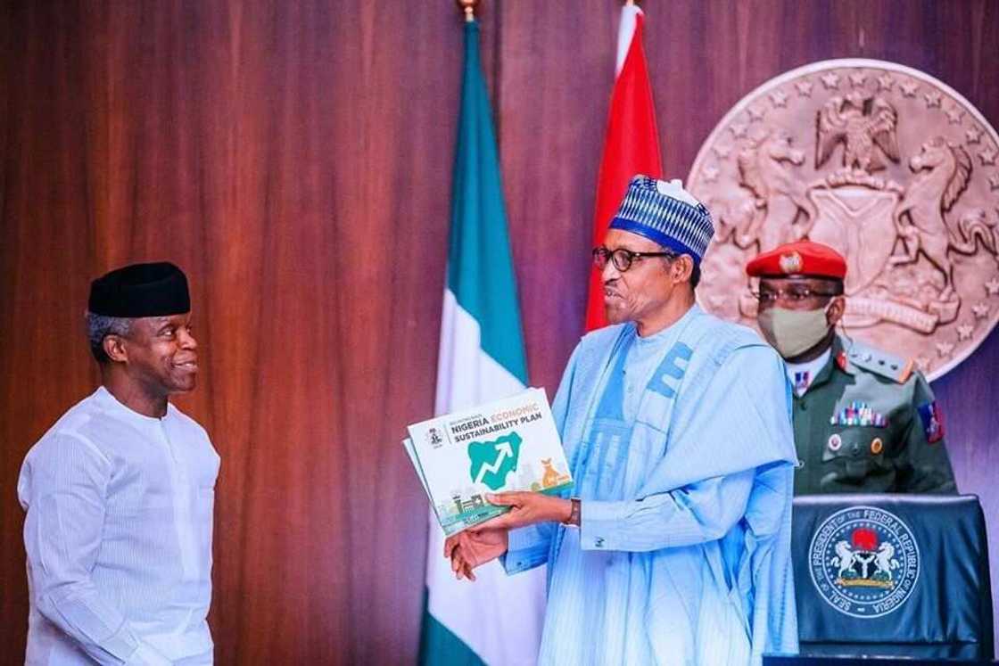 Osinbajo yayin gabatar da tsare-tsaren yadda Najeriya za ta farfado da tattalin arziki
Hakkin mallakar Hoto: Fadar shugaban kasa Osinbajo yayin gabatar da tsare-tsaren yadda Najeriya za ta farfado da tattalin arziki
Hakkin mallakar Hoto: Fadar shugaban kasa