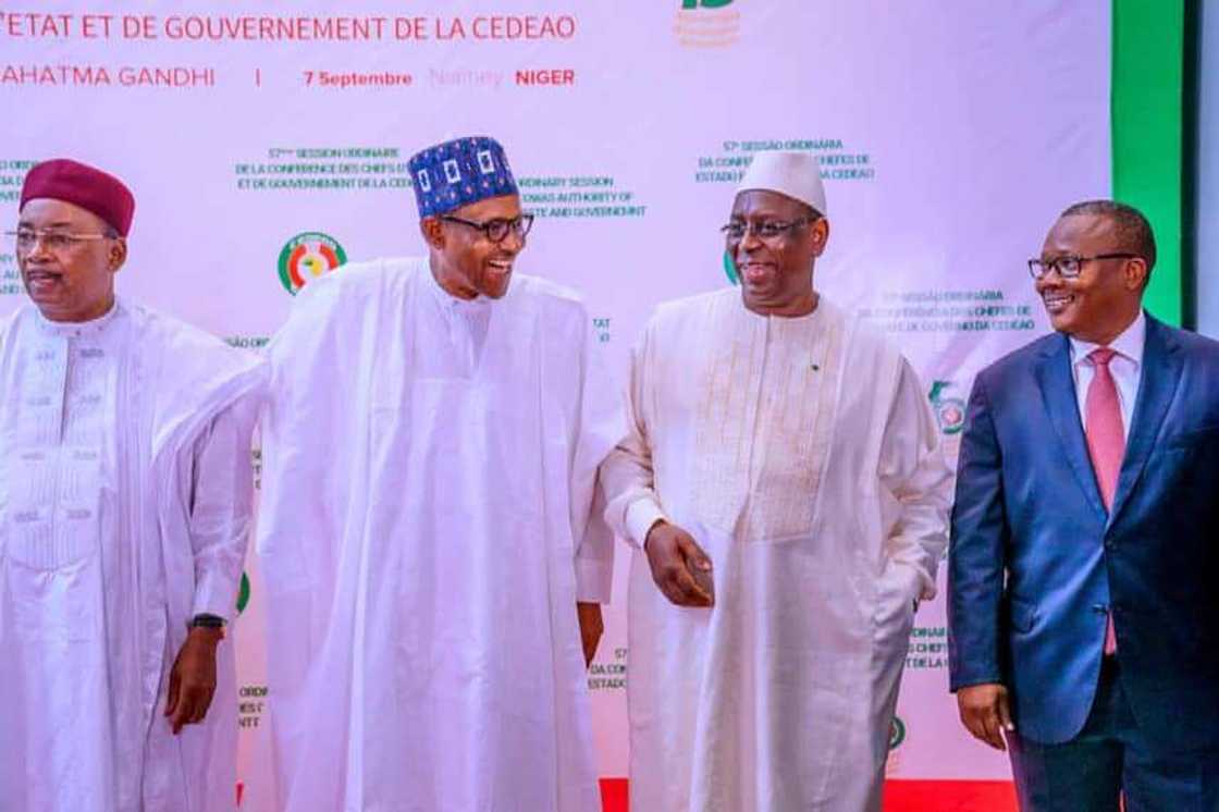 Shugaba Buhari ya bawa shugabannin Afrika shawara a kan maitar son makalewa a mulki Shugaba Buhari ya bawa shugabannin Afrika shawara a kan maitar son makalewa a mulki