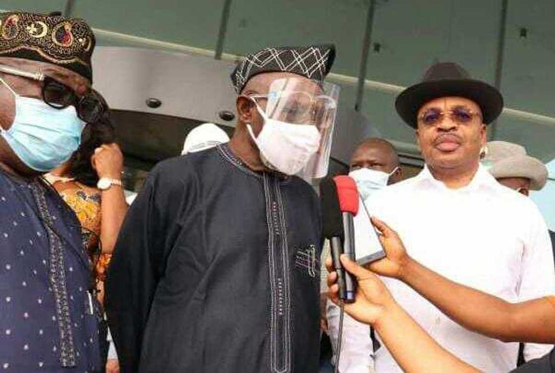 Bidiyon tsohon shugaba Obasanjo ya na motsa jiki ta hanyar tikar rawa da jama'a Bidiyon tsohon shugaba Obasanjo ya na motsa jiki ta hanyar tikar rawa da jama'a