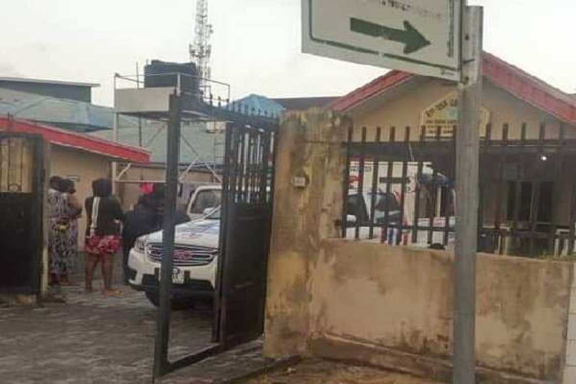 Yadda wata mata ta haihu a titin jihar Legas (Hotuna) Yadda wata mata ta haihu a titin jihar Legas (Hotuna)