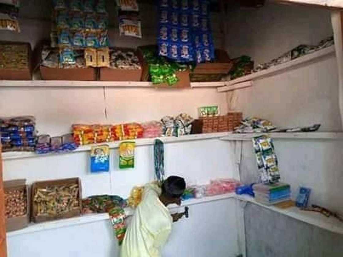 Hotuna: Ƙaramin yaron da al'umma suka bawa tallafin kuɗi ya buɗe 'katafaren kanti' a Kano Hotuna: Ƙaramin yaron da al'umma suka bawa tallafin kuɗi ya buɗe 'katafaren kanti' a Kano