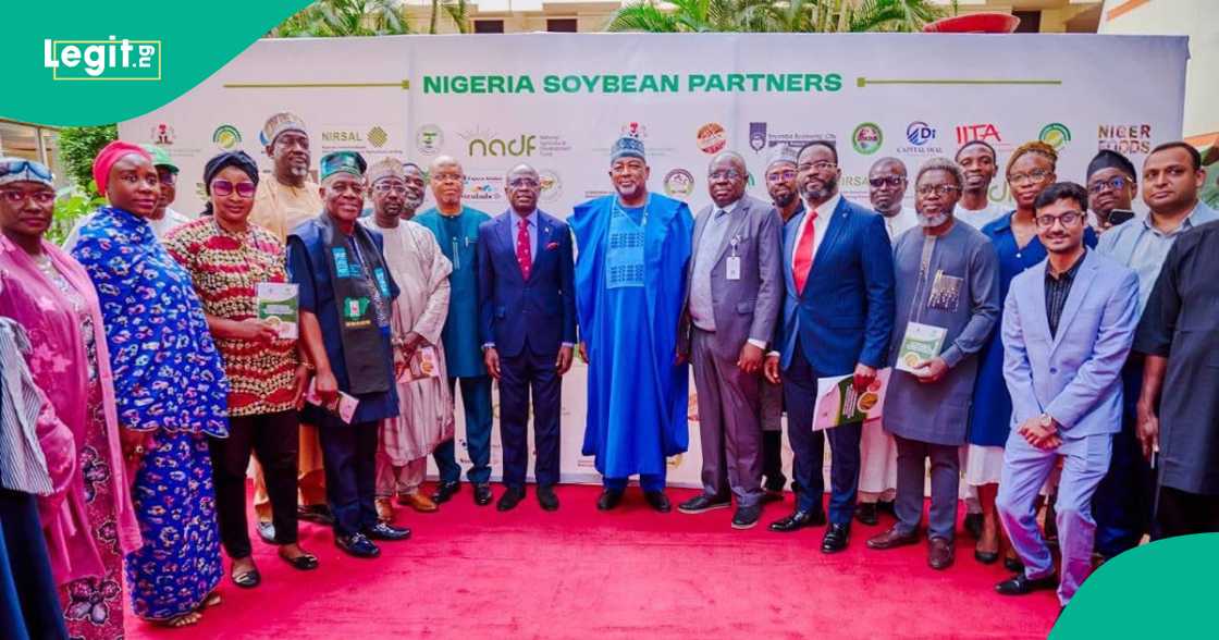 Jami'an gwamnati bayan kammala taron shirin noman waken suya a Abuja Jami'an gwamnati bayan kammala taron shirin noman waken suya a Abuja