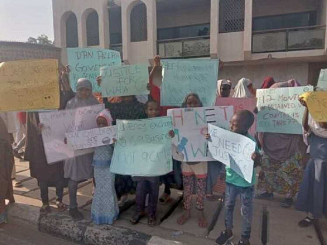 Boko Haram: Hotunan iyalan 'yan canji da aka kama yayin da suka fito zanga-zanga a Kano