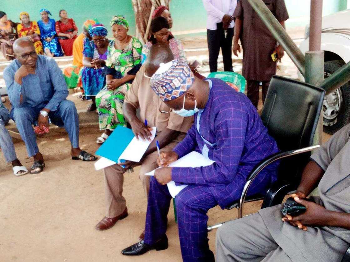 Kwamishina ya fara aiki a karkashin bishiya saboda babu ofishin da zai shiga a Taraba Kwamishina ya fara aiki a karkashin bishiya saboda babu ofishin da zai shiga a Taraba