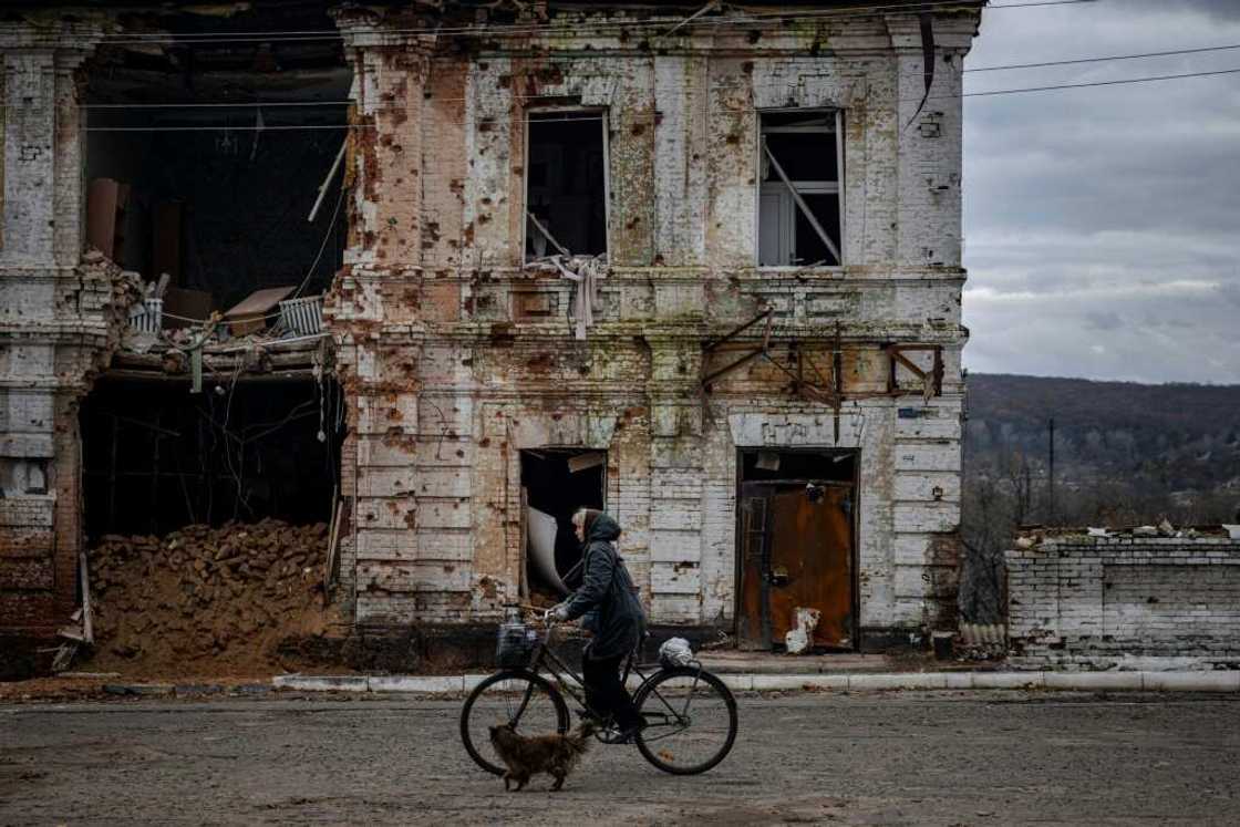 Kupiyansk, which lies 50 kilometres (30 miles) from the Russian border, had a pre-war population of 27,000 Kupiyansk, which lies 50 kilometres (30 miles) from the Russian border, had a pre-war population of 27,000