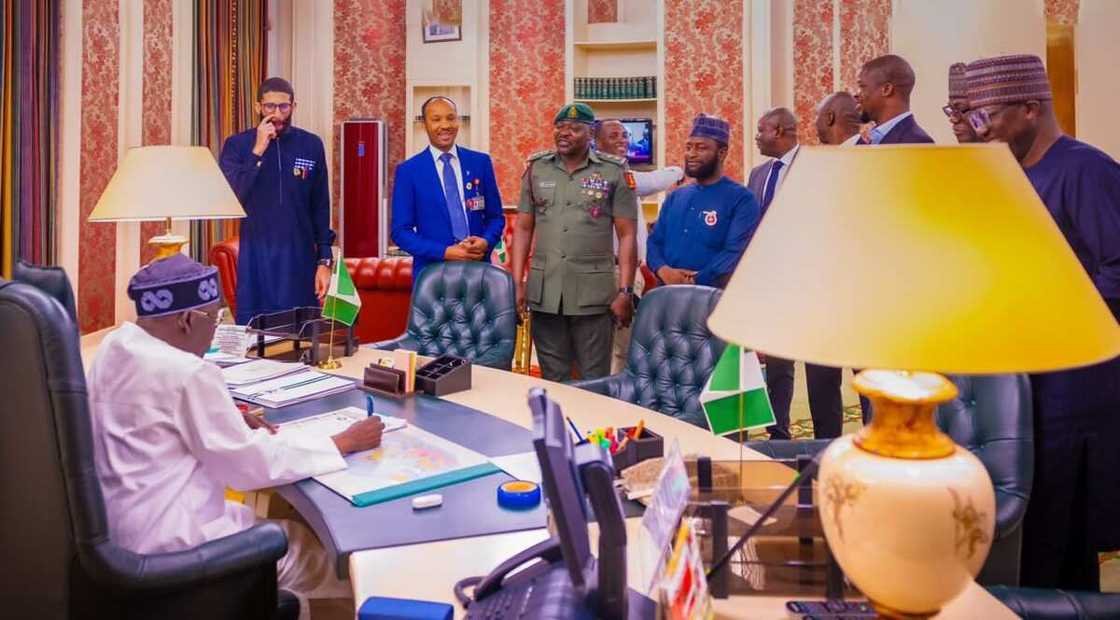 Tinubu a ofis Tinubu a ofis