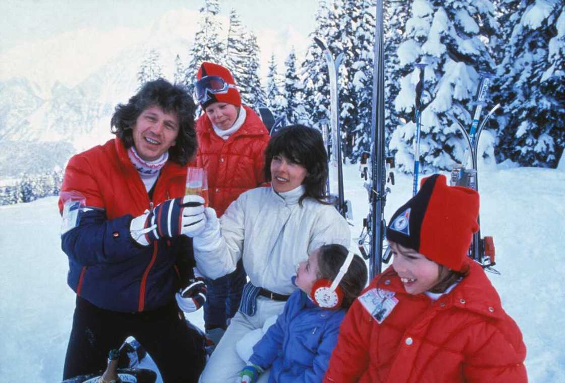 Portrait de Gérard Lenorman avec sa femme Caroline et leurs trois enfants aux sports d'hiver, circa 1980, en France. (Photo de Laurent MAOUS/Gamma-Rapho via Getty Images) Portrait de Gérard Lenorman avec sa femme Caroline et leurs trois enfants aux sports d'hiver, circa 1980, en France. (Photo de Laurent MAOUS/Gamma-Rapho via Getty Images)