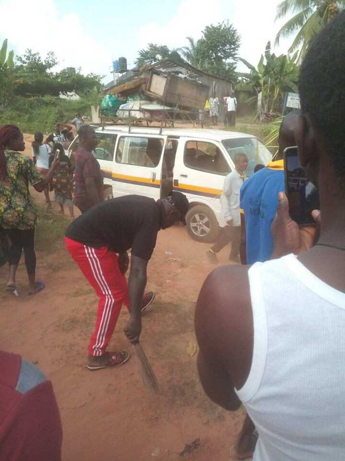 Tsohon Najadu: Uba ya dirkawa 'yarshi cikin shege har sau biyu ya tsere ya barta da wahala Tsohon Najadu: Uba ya dirkawa 'yarshi cikin shege har sau biyu ya tsere ya barta da wahala