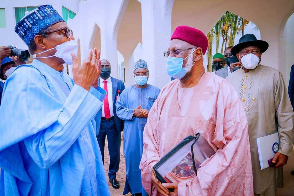 Taron Majalisar Magabata ta ƙasa a Aso Villa. Taron Majalisar Magabata ta ƙasa a Aso Villa.