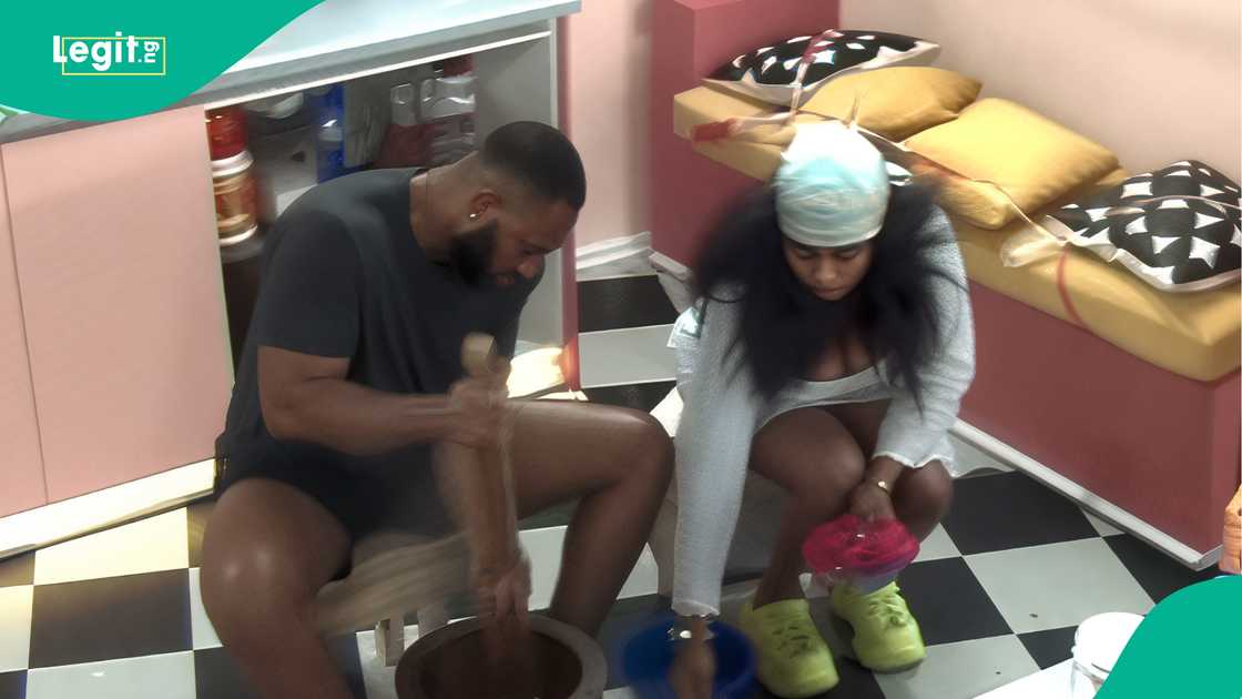 Kola and Imisi ppound Yam togther in viral clip. Kola and Imisi ppound Yam togther in viral clip.