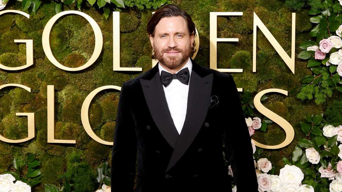 Édgar Ramírez poses on the red carpet in a black velvet suit during the 2025 Golden Globe Awards. Édgar Ramírez poses on the red carpet in a black velvet suit during the 2025 Golden Globe Awards.