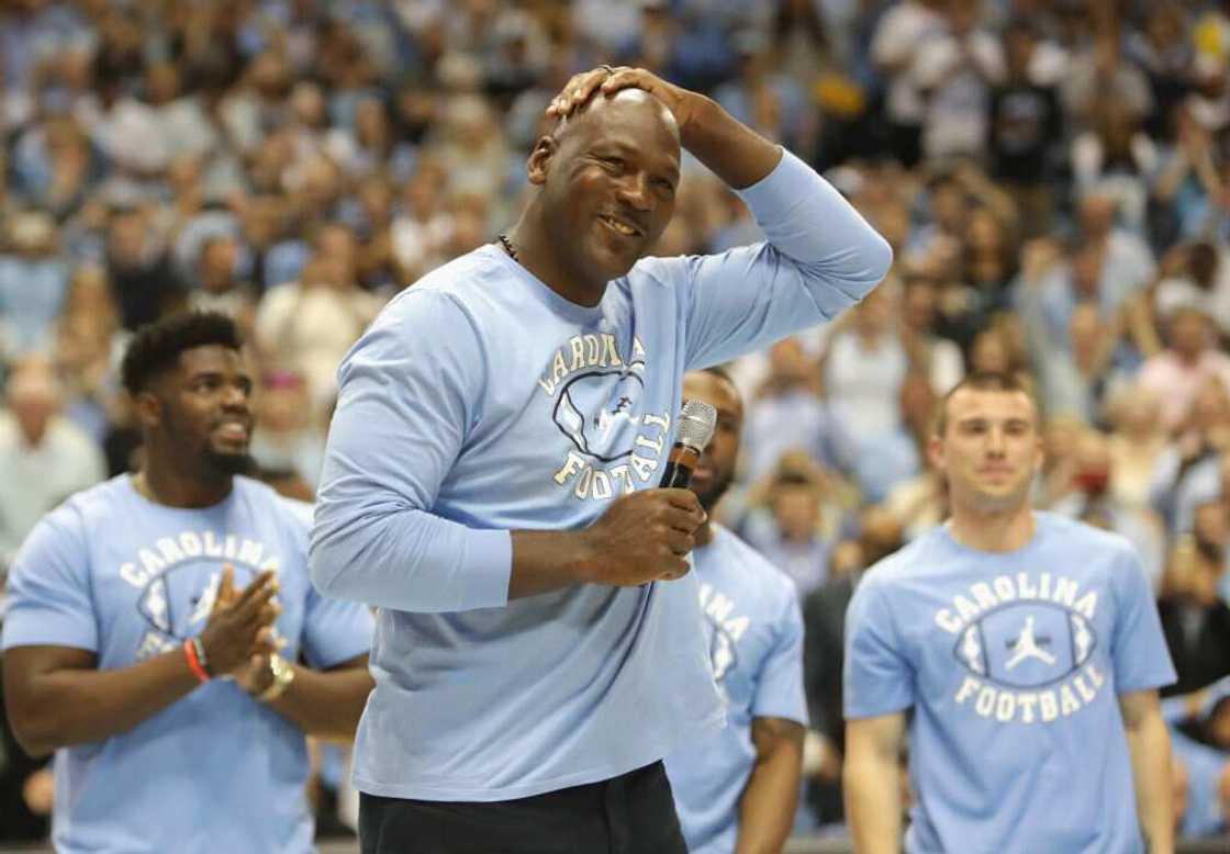 Michael Jordan s'adresse à la foule à la mi-temps lors de leur match contre les Duke Blue Devils au Dean Smith Center le 4 mars 2017 à Chapel Hill, en Caroline du Nord. (Photo de Streeter Lecka/Getty Images) Michael Jordan s'adresse à la foule à la mi-temps lors de leur match contre les Duke Blue Devils au Dean Smith Center le 4 mars 2017 à Chapel Hill, en Caroline du Nord. (Photo de Streeter Lecka/Getty Images)