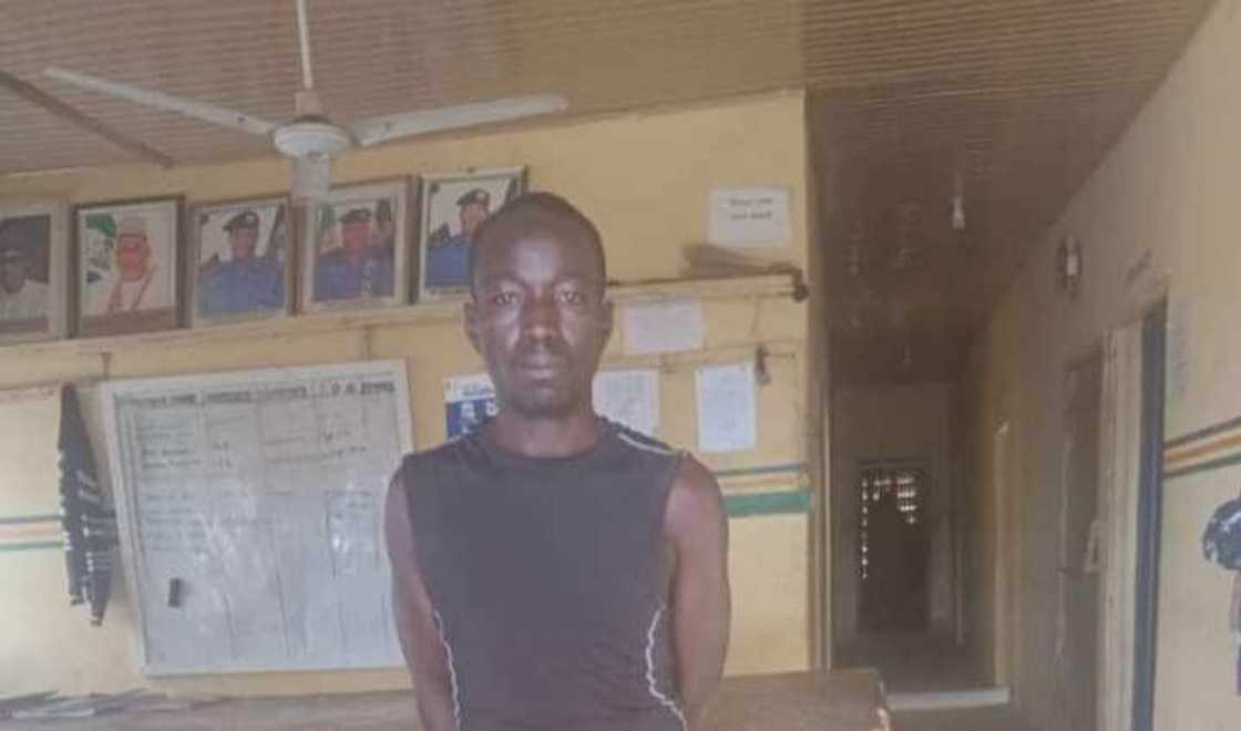 Dan sanda ya halaka rayuka 2 yayin da ya yi kokarin tserewa daga masu kama shi a Bauchi Dan sanda ya halaka rayuka 2 yayin da ya yi kokarin tserewa daga masu kama shi a Bauchi