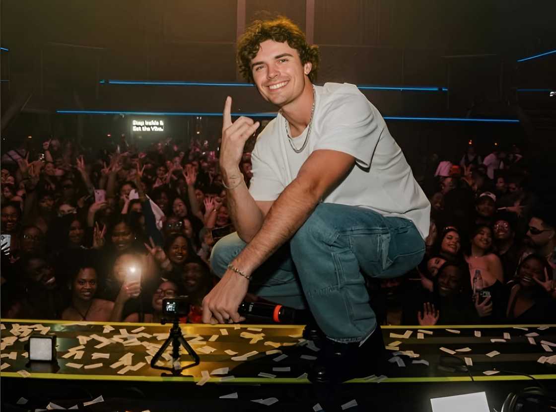 Nic Vans poses for a selfie with fans after performing Nic Vans poses for a selfie with fans after performing