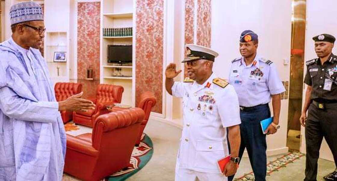 Buhari ya shiga ganawa ta musamman da shugabannin hukumomin tsaro, babu Monguno (Hotuna) Buhari ya shiga ganawa ta musamman da shugabannin hukumomin tsaro, babu Monguno (Hotuna)