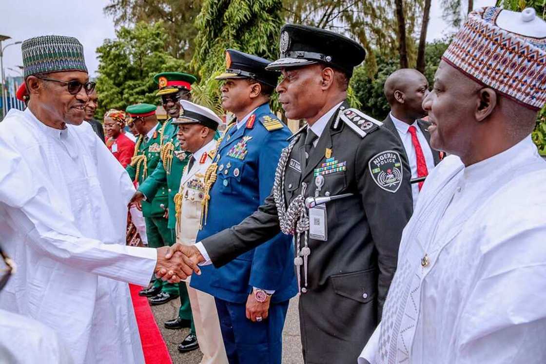 Buhari ya halarci bikin yaye daliban kwalejin horas da manyan hafsoshin Sojoji (Hotuna) Buhari ya halarci bikin yaye daliban kwalejin horas da manyan hafsoshin Sojoji (Hotuna)